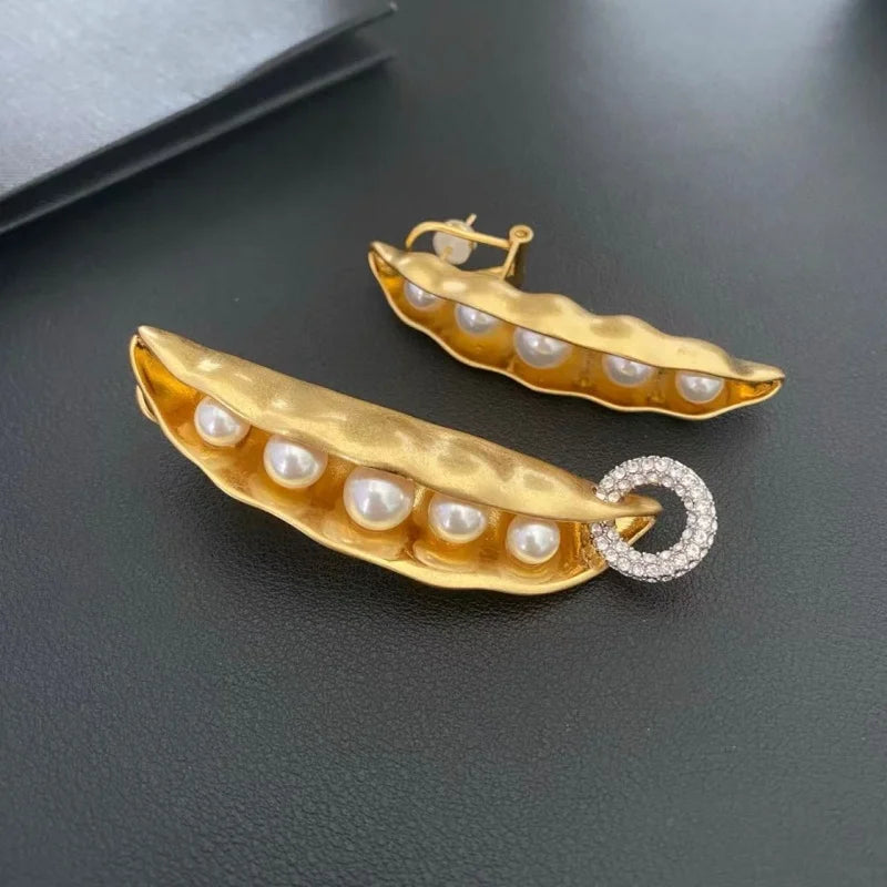 Niche vintage asymmetrical pea earrings