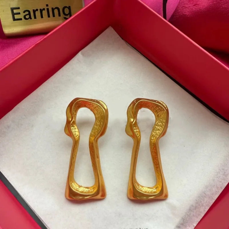 A high-quality necklace set with a fashionable, retro and niche design from Europe and America