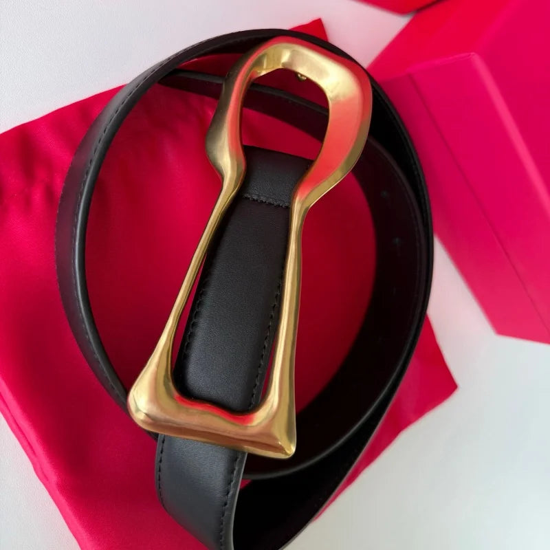 A high-quality necklace set with a fashionable, retro and niche design from Europe and America