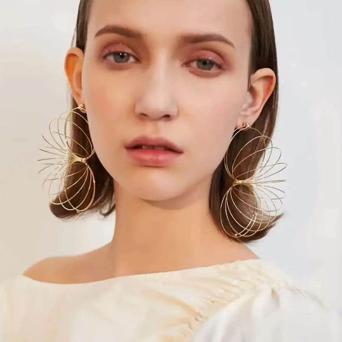 High-quality Fashion supermodel show earrings, gold color large hollow round long pendant earrings for women fashion earrings