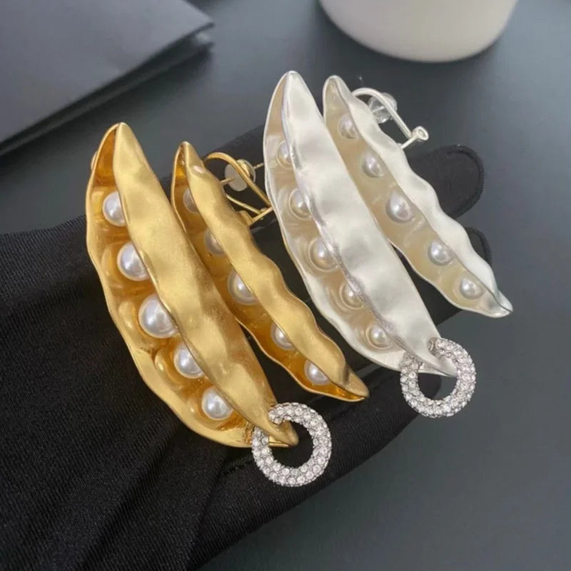 Niche vintage asymmetrical pea earrings