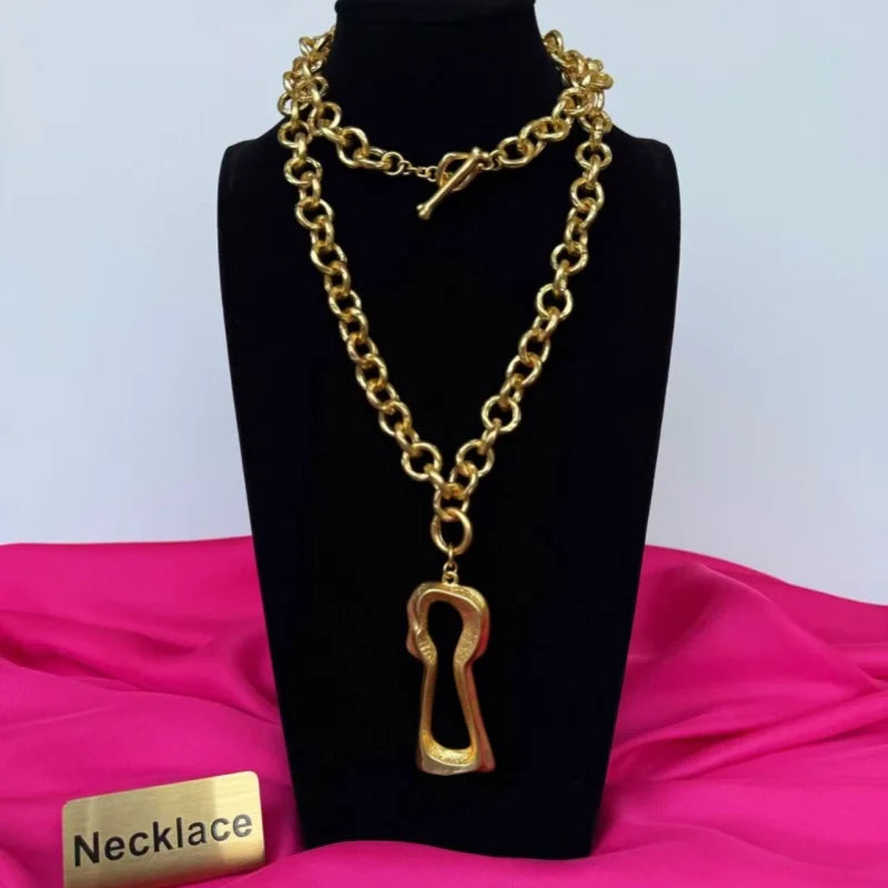 A high-quality necklace set with a fashionable, retro and niche design from Europe and America