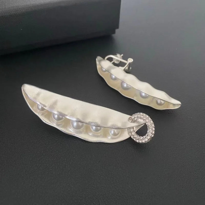 Niche vintage asymmetrical pea earrings