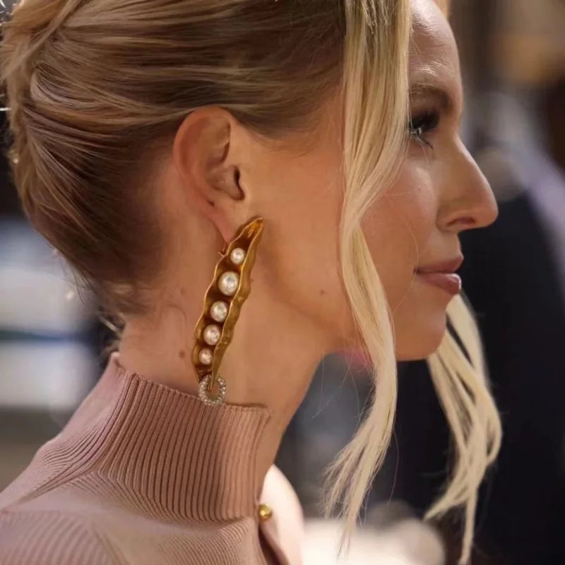 Niche vintage asymmetrical pea earrings