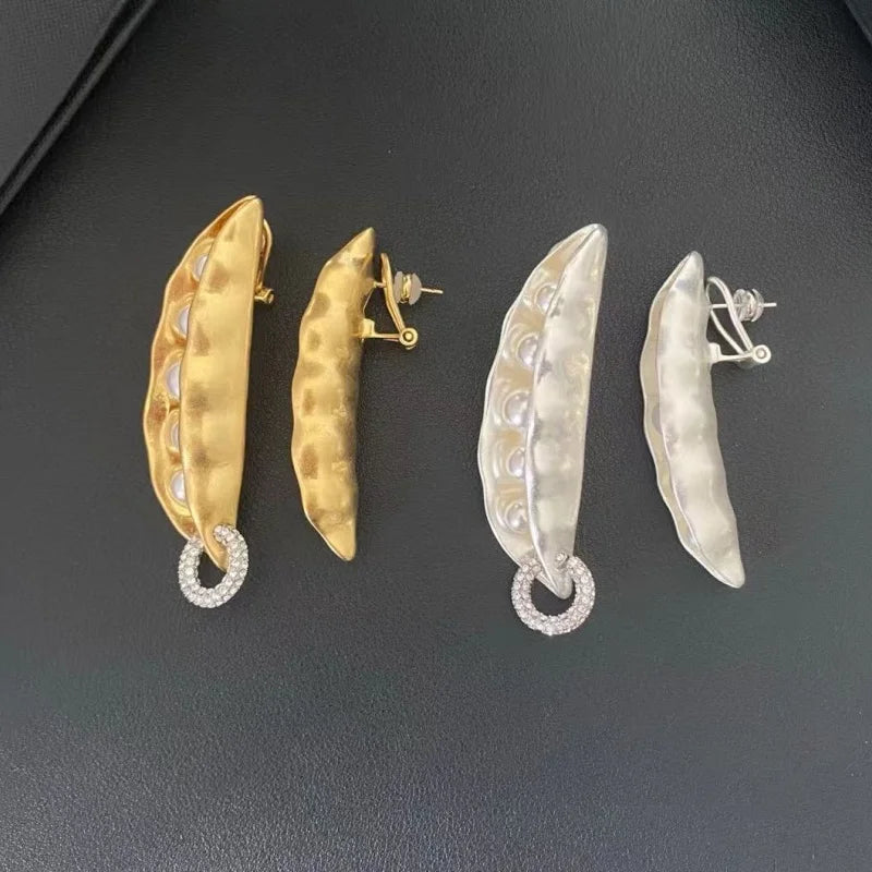 Niche vintage asymmetrical pea earrings
