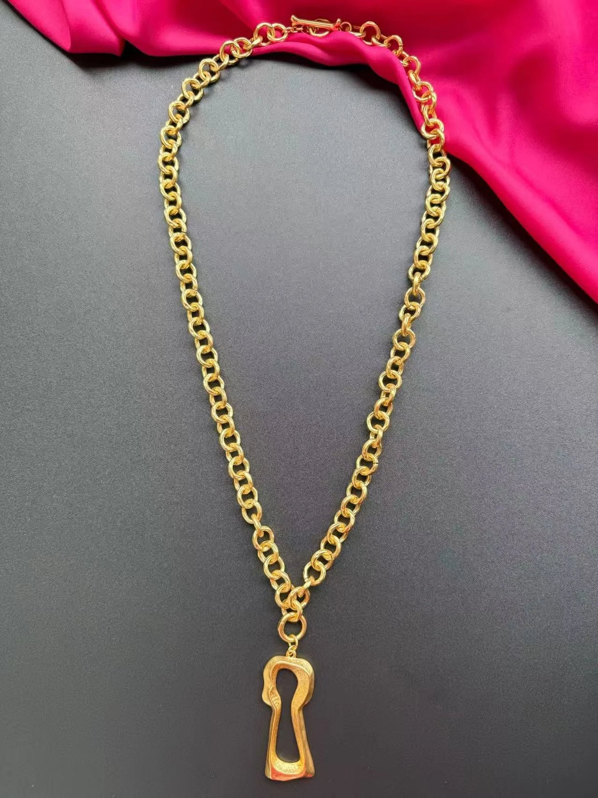 A high-quality necklace set with a fashionable, retro and niche design from Europe and America